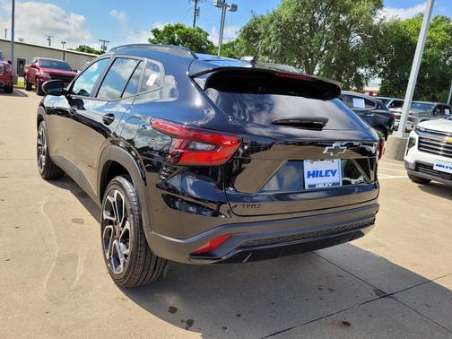 Mosaic Black Metallic 2026 Chevrolet Trax FWD 2RS