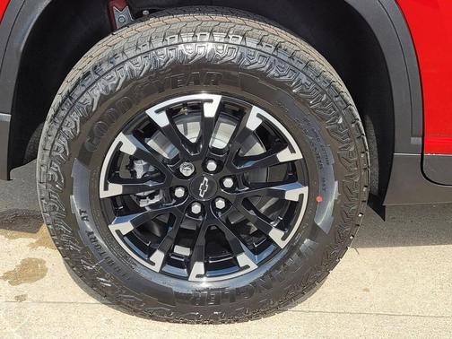 Radiant Red Tintcoat 2026 Chevrolet Traverse AWD Z71