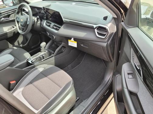 Mosaic Black Metallic 2026 Chevrolet Trailblazer LS