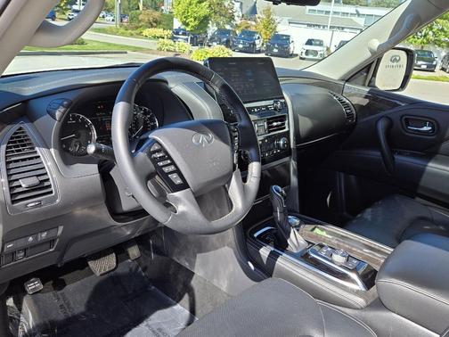 2022 INFINITI QX80 Luxe