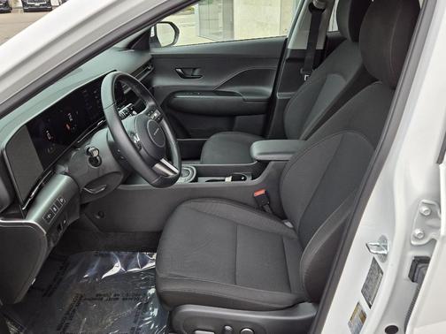 Atlas White 2025 Hyundai KONA SEL