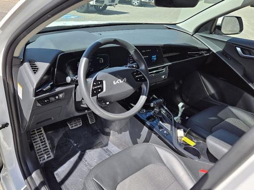 Snow White Pearl 2023 Kia Niro Touring