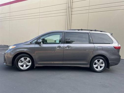 Midnight Black Metallic 2018 Toyota Sienna LE