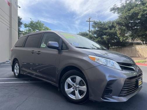 Midnight Black Metallic 2018 Toyota Sienna LE