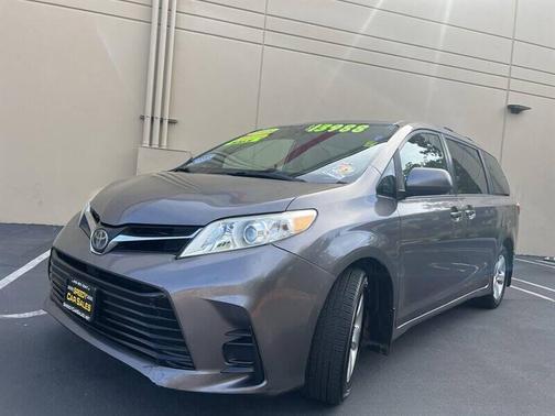 Midnight Black Metallic 2018 Toyota Sienna LE