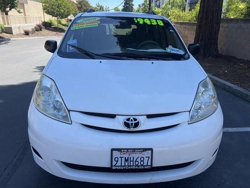 Super White 2009 Toyota Sienna LE