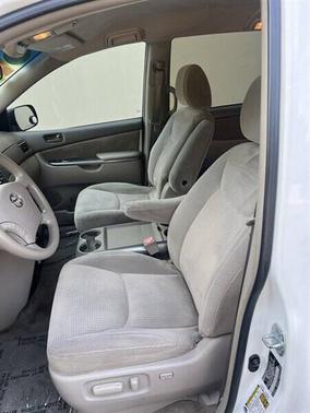 Super White 2009 Toyota Sienna LE