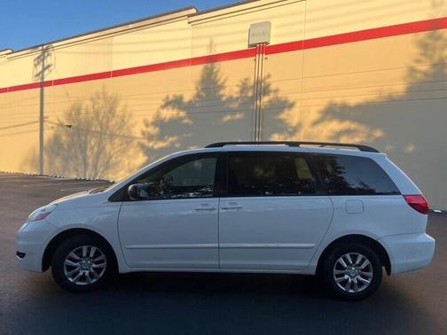 Super White 2009 Toyota Sienna LE
