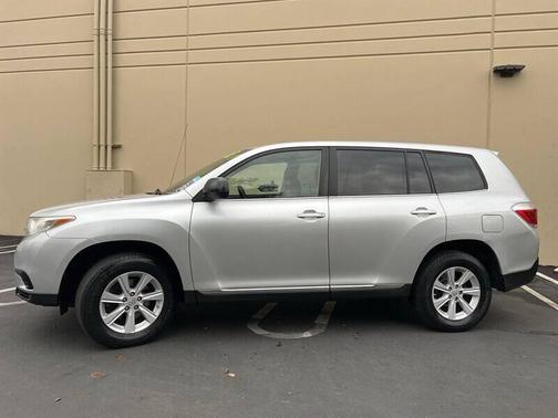 Classic Silver Metallic 2011 Toyota Highlander SE