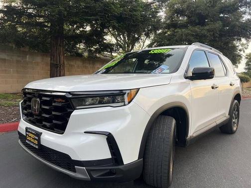 Platinum White Pearl 2025 Honda Pilot TrailSport