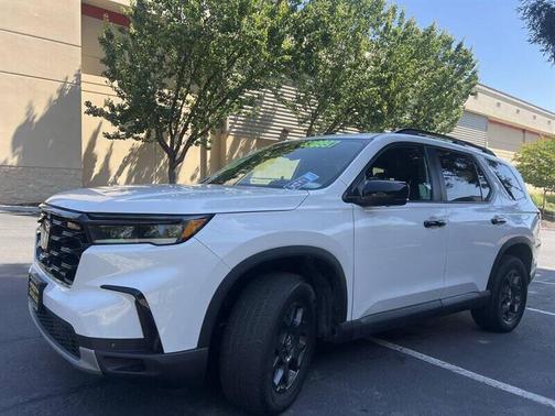 Platinum White Pearl 2025 Honda Pilot TrailSport