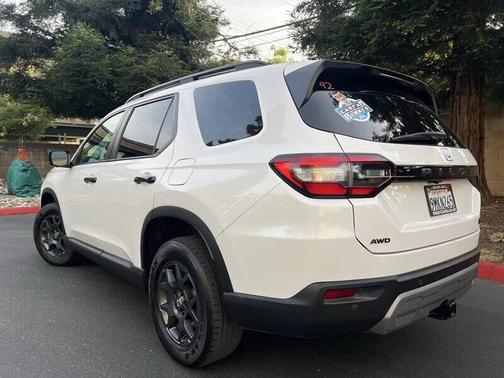 Platinum White Pearl 2025 Honda Pilot TrailSport