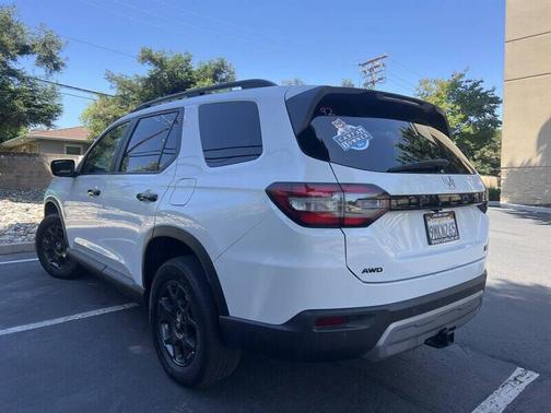 Platinum White Pearl 2025 Honda Pilot TrailSport