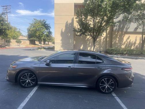 Midnight Black Metallic 2019 Toyota Camry SE