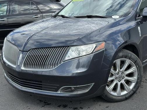 2013 Lincoln MKT Base