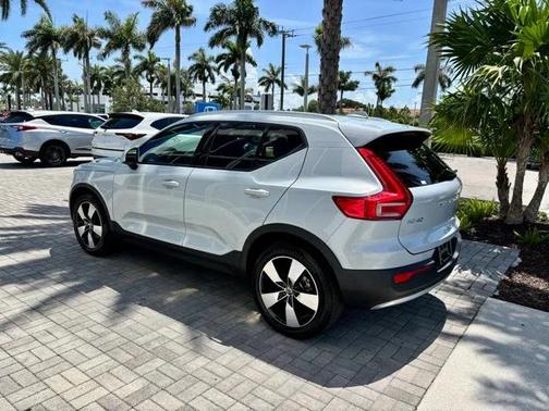 2021 Volvo XC40 T4 Momentum