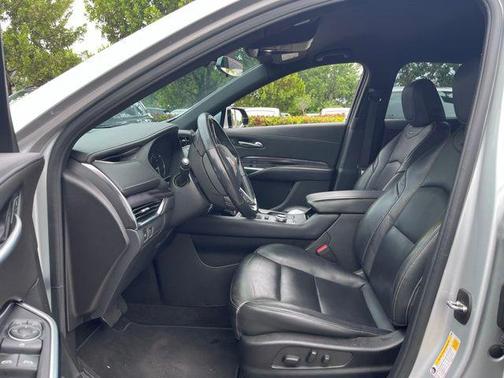 Radiant Silver Metallic 2022 Cadillac XT4 Luxury