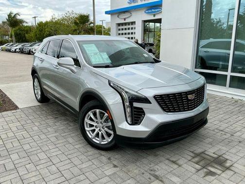 Radiant Silver Metallic 2022 Cadillac XT4 Luxury