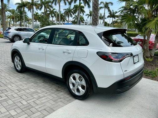 Platinum White Pearl 2025 Honda HR-V LX