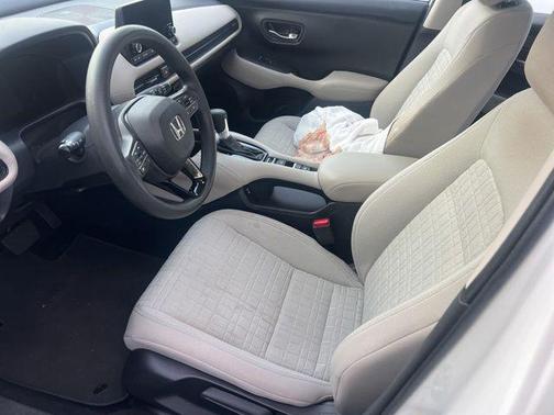 Platinum White Pearl 2025 Honda HR-V LX