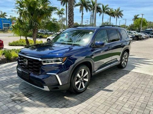 Obsidian Blue Pearl 2023 Honda Pilot Touring 8-Passenger