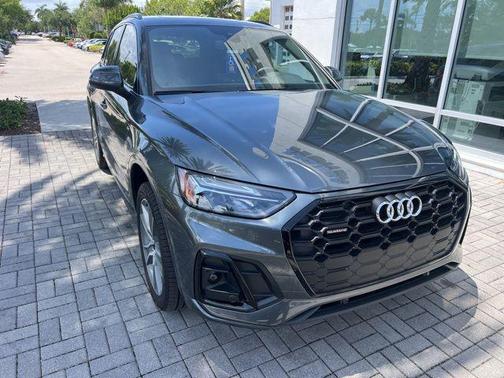 Tambora Gray Metallic 2025 Audi Q5 45 S line Premium