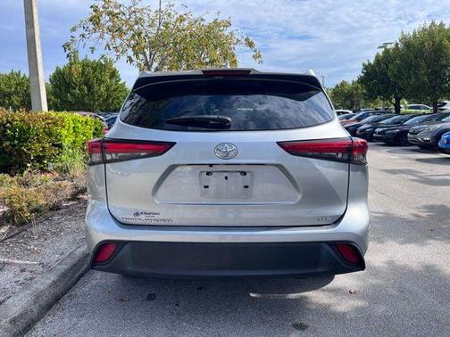 Celestial Silver Metallic 2023 Toyota Highlander XLE
