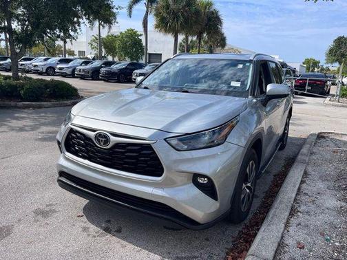 Celestial Silver Metallic 2023 Toyota Highlander XLE