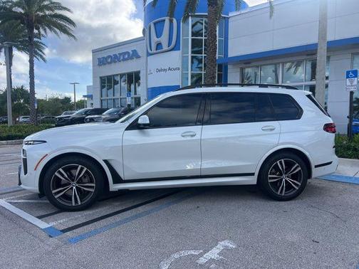 White Metallic 2023 BMW X7 xDrive40i