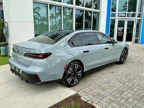 Brooklyn Grey Metallic 2023 BMW i7 xDrive60