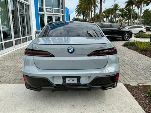Brooklyn Grey Metallic 2023 BMW i7 xDrive60