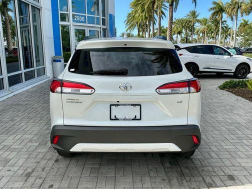 Pearl 2022 Toyota Corolla Cross LE