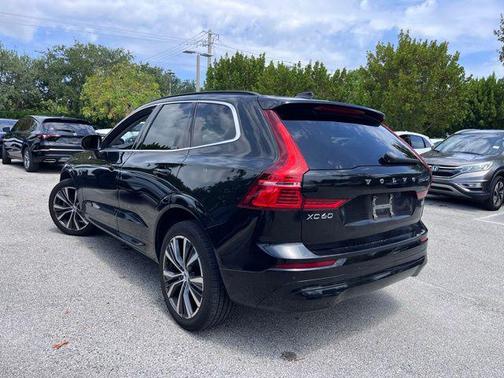 Onyx Black Metallic 2022 Volvo XC60 B5 Momentum