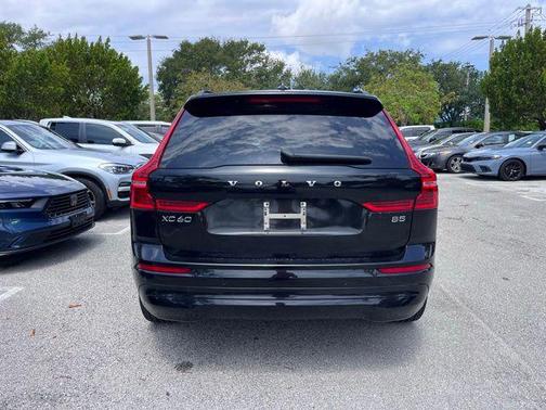 Onyx Black Metallic 2022 Volvo XC60 B5 Momentum