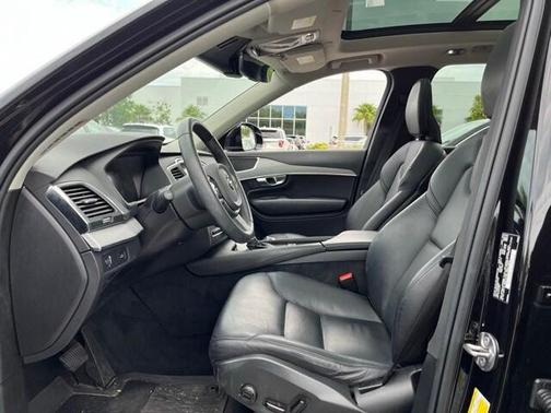 2022 Volvo XC90 T5 Momentum