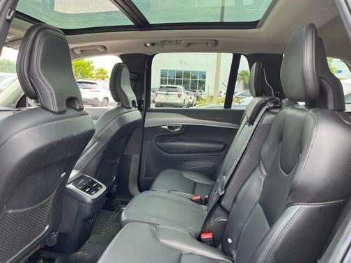 2022 Volvo XC90 T5 Momentum