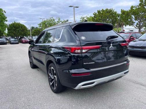 Labrador Black Pearl 2024 Mitsubishi Outlander SE S-AWC