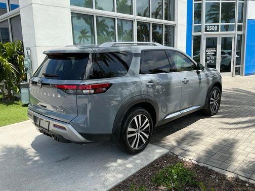 Boulder Gray Pearl 2024 Nissan Pathfinder Platinum FWD