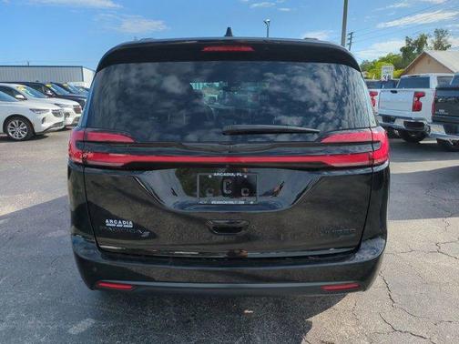 Diamond Black 2025 Chrysler Pacifica Limited