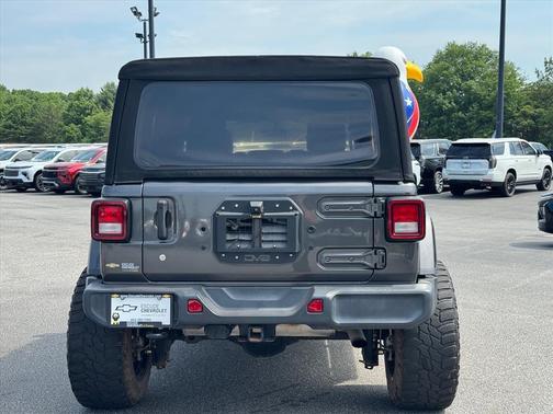Granite Crystal Metallic Clearcoat 2018 Jeep Wrangler Unlimited Sahara