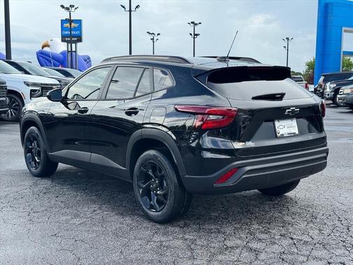 Mosaic Black Metallic 2026 Chevrolet Trax LT