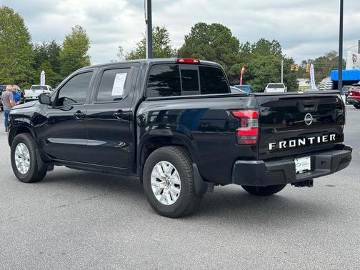 2022 Nissan Frontier SV
