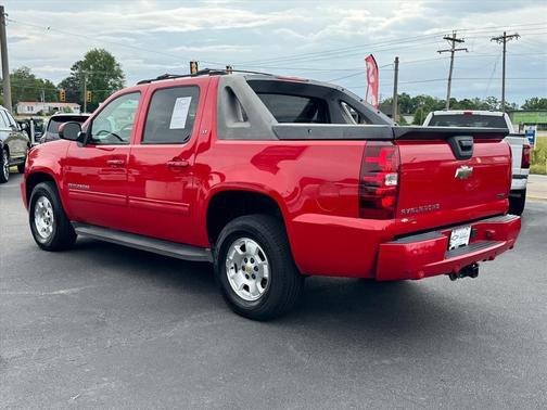 Victory Red 2011 Chevrolet Avalanche 1500 LT