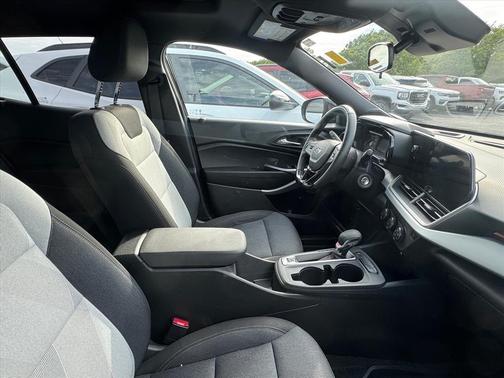 Mosaic Black Metallic 2025 Chevrolet Trax FWD 1RS