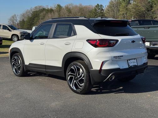 Iridescent Pearl Tricoat 2026 Chevrolet Trailblazer RS