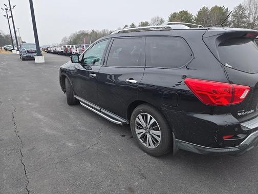 2017 Nissan Pathfinder SL