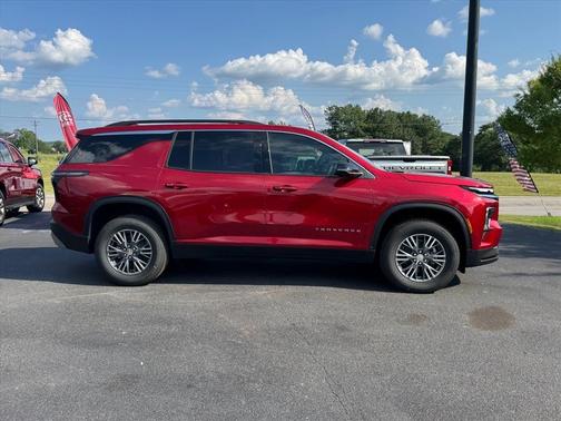 Radiant Red Tintcoat 2026 Chevrolet Traverse LT