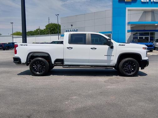 Summit White 2026 Chevrolet Silverado 2500 Custom