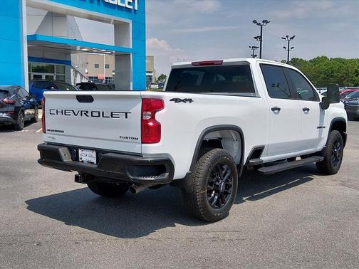 Summit White 2026 Chevrolet Silverado 2500 Custom