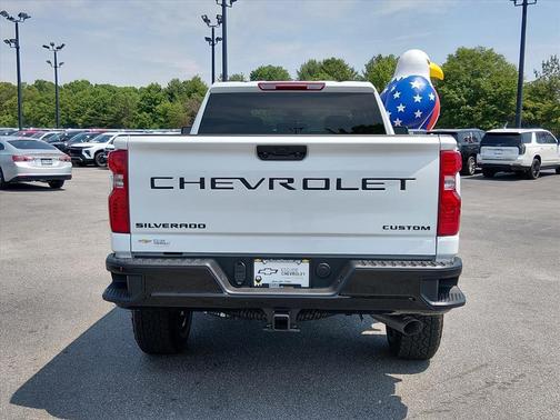 Summit White 2026 Chevrolet Silverado 2500 Custom